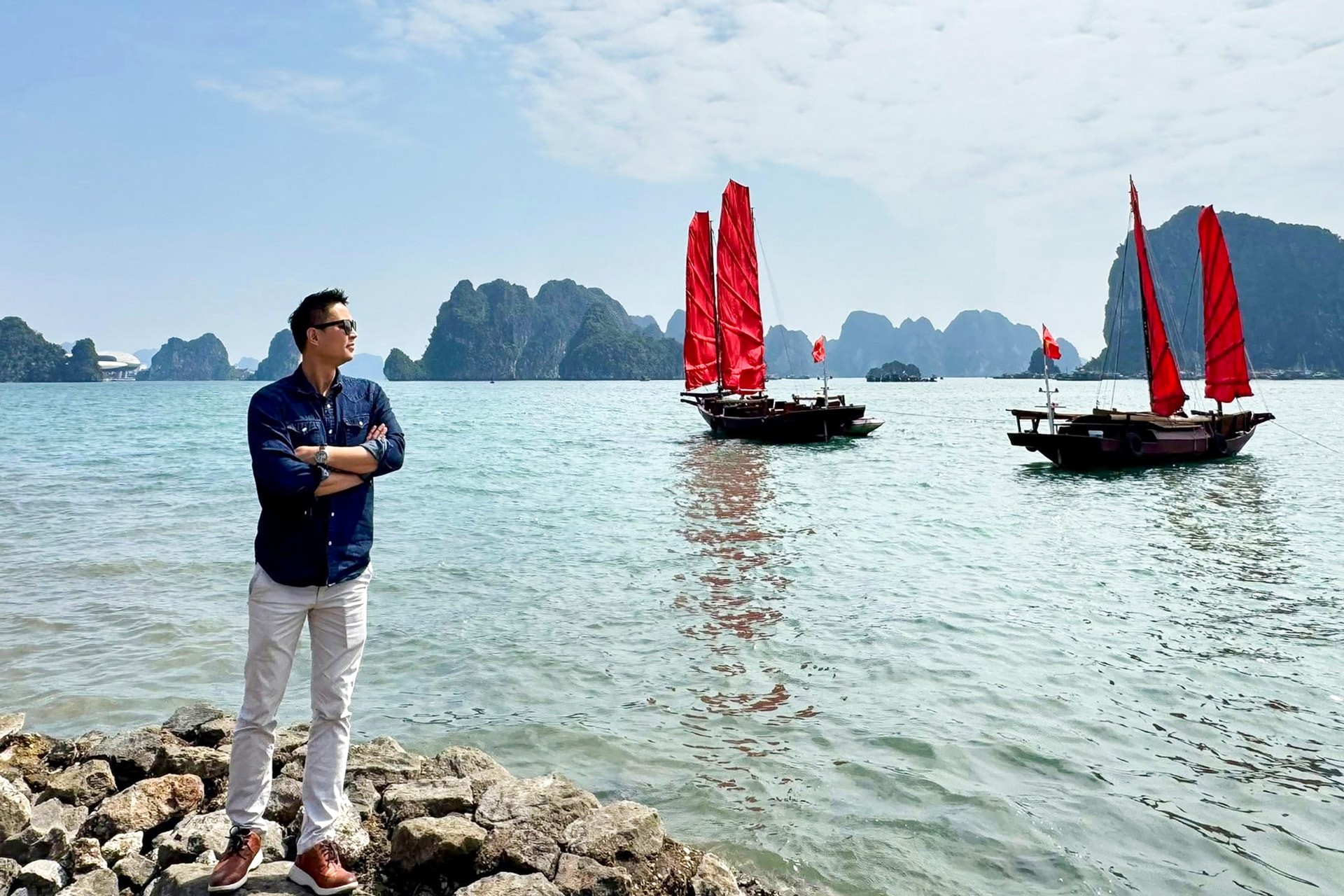 Du khách check-in với cánh buồm đỏ trên vịnh Hạ Long.