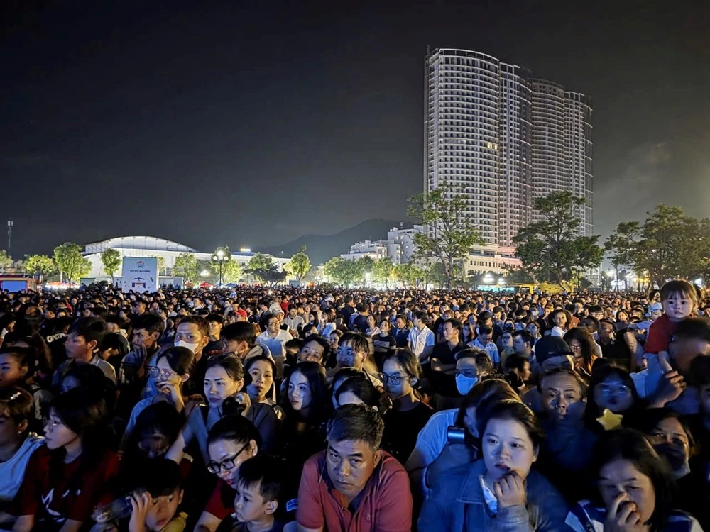 Người dân tới từ sớm để chờ đón xem chương trình Lễ Khai mạc Năm Du lịch quốc gia - Gia Lai 2026.