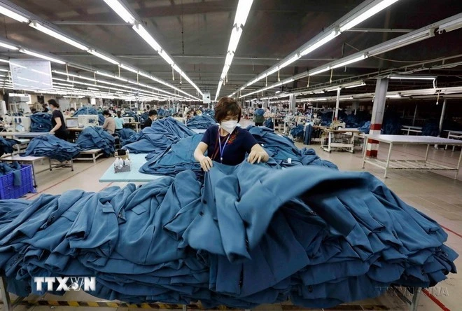 May hàng xuất khẩu sang thị trường Tây Ban Nha tại Công ty may Hồ Gươm (Hưng Yên).