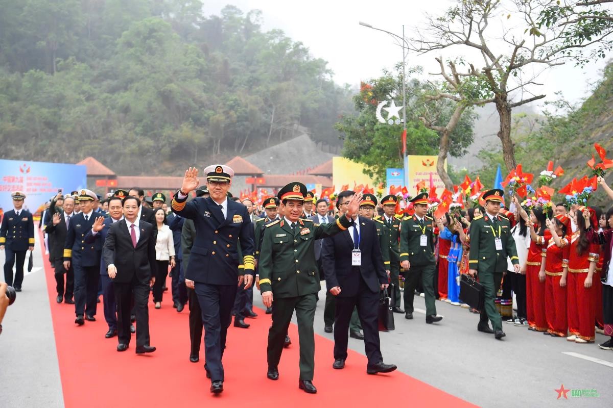 Đại tướng Phan Văn Giang, Ủy viên Bộ Chính trị, Phó Bí thư Quân ủy Trung ương, Bộ trưởng Bộ Quốc phòng Việt Nam chủ trì Lễ đón đoàn đại biểu cấp cao Bộ Quốc phòng Trung Quốc do Thượng tướng Đổng Quân, Ủy viên Trung ương Đảng Cộng sản Trung Quốc, Bộ trưởng Bộ Quốc phòng Trung Quốc sang tham gia các hoạt động trong khuôn khổ Giao lưu hữu nghị Quốc phòng biên giới Việt Nam - Trung Quốc lần thứ 9 (tháng 4/2025) tại tỉnh Lạng Sơn (Việt Nam) và Khu tự trị dân tộc Choang Quảng Tây (Trung Quốc).