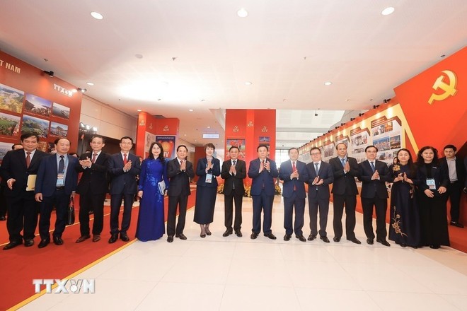 Thường trực Ban Bí thư Trần Cẩm Tú cùng các đại biểu tham quan Khu trưng bày sách, báo phục vụ Đại hội.