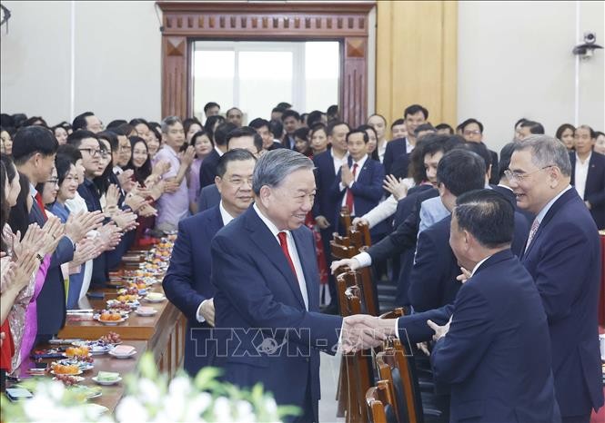Tổng Bí thư Tô Lâm với Ủy viên Bộ Chính trị, Thường trực Ban Bí thư và cán bộ, công chức, viên chức, người lao động Văn phòng Trung ương Đảng.