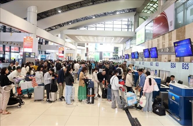 Người dân xếp hàng làm thủ tục rời Hà Nội tại sân bay Nội Bài.