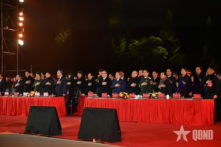 Các đồng chí lãnh đạo Đảng, Nhà nước cùng các đại biểu xúc động nghe Di chúc của Chủ tịch Hồ Chí Minh.