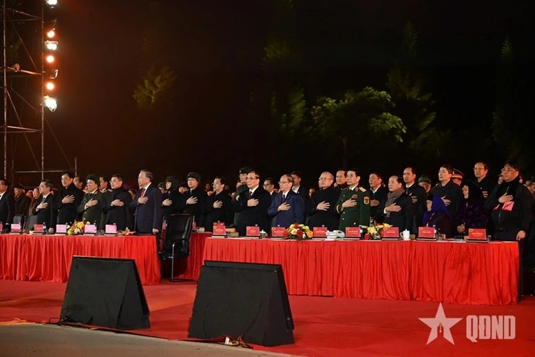 Các đồng chí lãnh đạo Đảng, Nhà nước cùng các đại biểu xúc động nghe Di chúc của Chủ tịch Hồ Chí Minh.