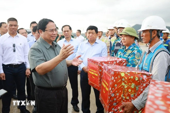 Thủ tướng Phạm Minh Chính tặng quà các đơn vị thi công dự án Cảng Hàng không quốc tế Phú Quốc.