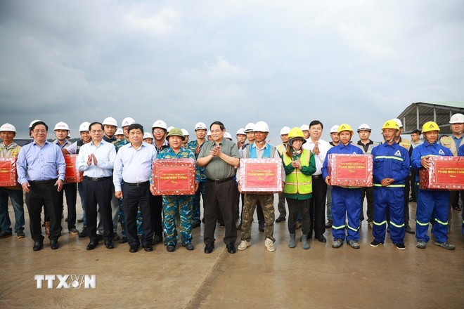 Thủ tướng Phạm Minh Chính tặng quà các đơn vị thi công dự án Cảng Hàng không quốc tế Phú Quốc.