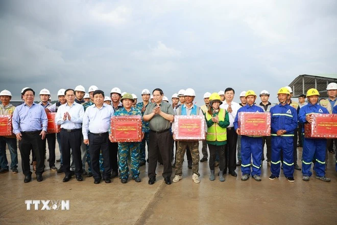 Thủ tướng Phạm Minh Chính tặng quà các đơn vị thi công dự án Cảng Hàng không quốc tế Phú Quốc.