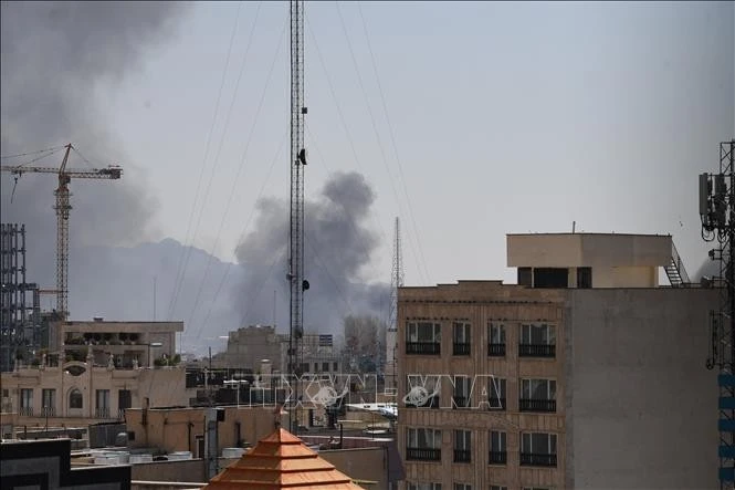 Khói bốc lên sau vụ tấn công tại Tehran, Iran ngày 1/3/2026.