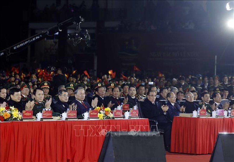 Tổng Bí thư Tô Lâm cùng các đồng chí lãnh đạo, nguyên lãnh đạo Đảng, Nhà nước dự chương trình tại đầu cầu Cao Bằng.