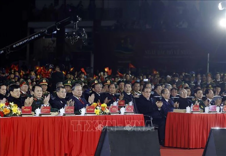 Tổng Bí thư Tô Lâm cùng các đồng chí lãnh đạo, nguyên lãnh đạo Đảng, Nhà nước dự chương trình tại đầu cầu Cao Bằng.