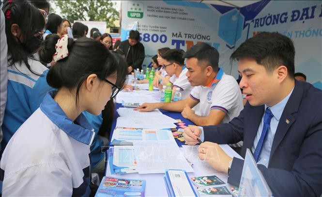 Đại diện Trường Đại học Thương mại tư vấn cho học sinh.