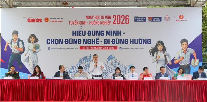 Đại diện Bộ Giáo dục và Đào tạo cùng các trường đại học tại Việt Nam tham gia tư vấn cho phụ huynh và học sinh tại Hải Phòng.