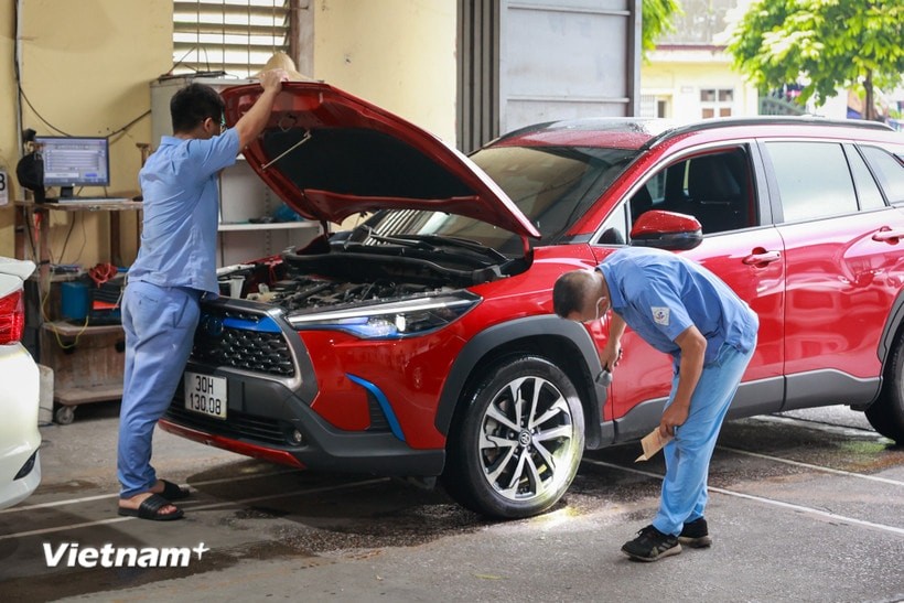 Nhân viên đăng kiểm thực hiện quy trình kiểm định xe cơ giới. (Ảnh: Hoài Nam/Vietnam+)