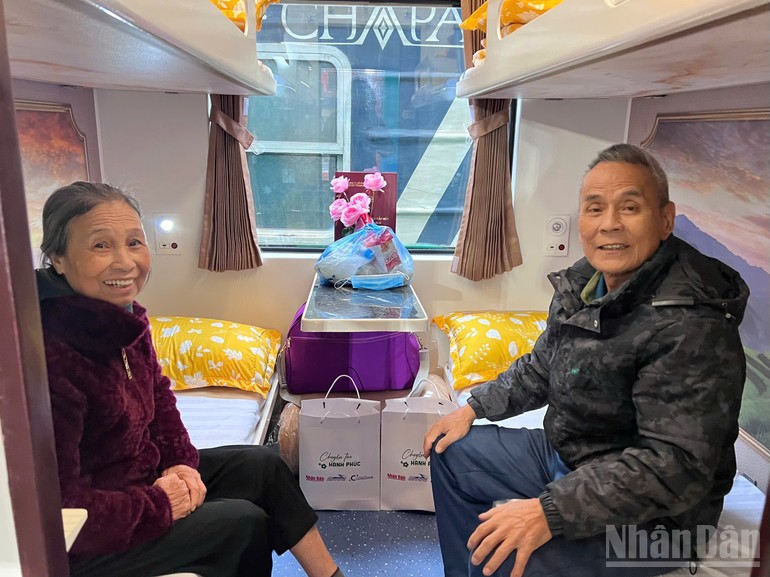 Vợ chồng ông Nguyễn Văn Hùng không giấu nổi niềm vui và xúc động khi được về quê đón Tết trên "Chuyến tàu hạnh phúc".