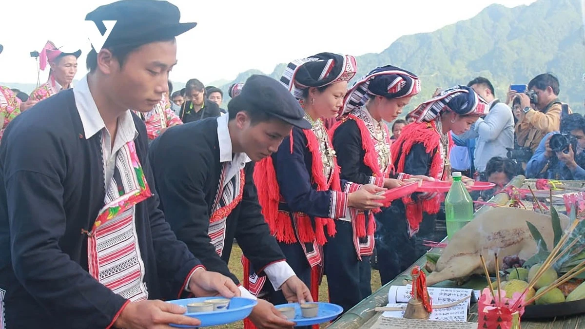 Đông đảo bà con đồng bào Dao đỏ cảm tạ thủy tổ Bàn Vương.