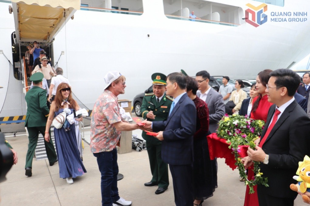 Quảng Ninh tặng hoa đoàn khách quốc tế xông đất.