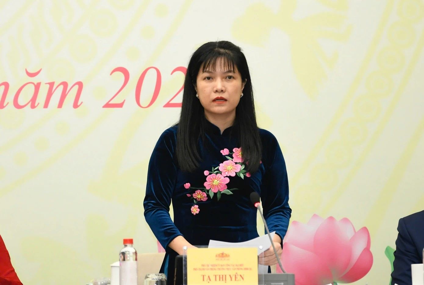 Bà Tạ Thị Yên trao đổi tại họp báo. Ảnh: Như Ý