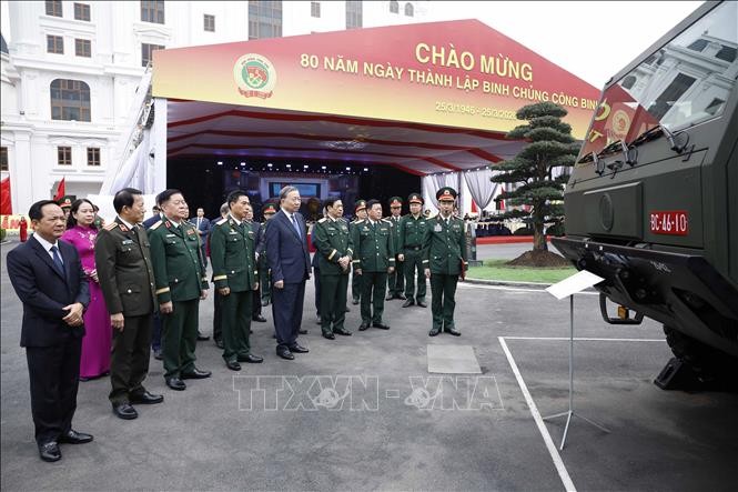 Tổng Bí thư Tô Lâm và đại biểu xem trưng bày các khí tài của Binh chủng Công binh.