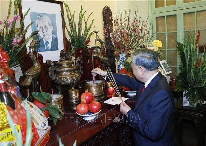 Tổng Bí thư Tô Lâm thắp hương tưởng niệm Tổng Bí thư Lê Duẩn.