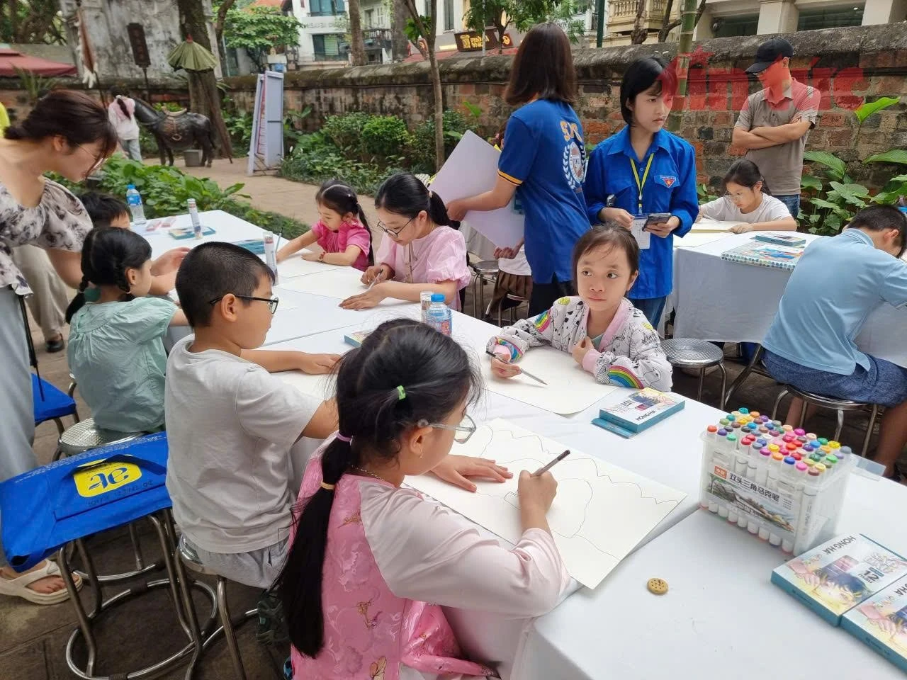 Quang cảnh học sinh trải nghiệm vẽ tại chương trình.