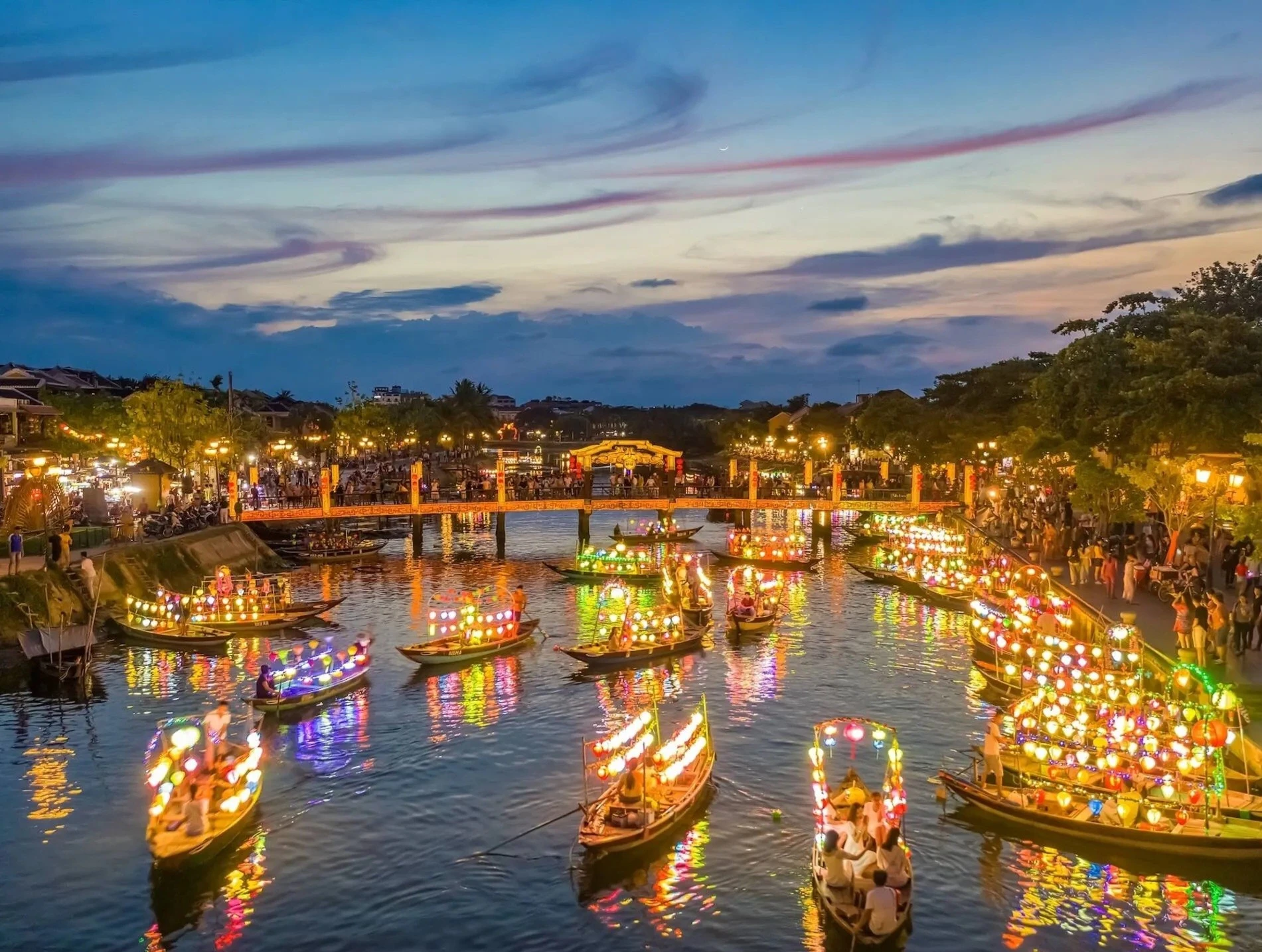 "Nằm trên bờ biển miền Trung, cuộc sống ở Hội An trôi chảy chậm rãi và êm đềm như mật mía. Khi còn sống ở cộng đồng nhỏ bé mộng mơ này, tôi thường dành buổi sáng nhâm nhi cà phê dừa trong các quán cà phê và buổi chiều đạp xe qua những cánh đồng lúa đung đưa, ngắm nhìn những con trâu đang gặm cỏ. Giờ đây, tôi dành vài tháng mỗi năm ở Hội An, ngắm nhìn những chiếc thuyền thắp đèn lồng lướt nhẹ trên sông Thu Bồn, đạp xe qua phố cổ trước khi dòng người tấp nập về đêm và thư giãn trên một trong những bãi biển đẹp nhất Việt Nam", Katie Lockhart, cộng tác viên của Time Out chia sẻ.