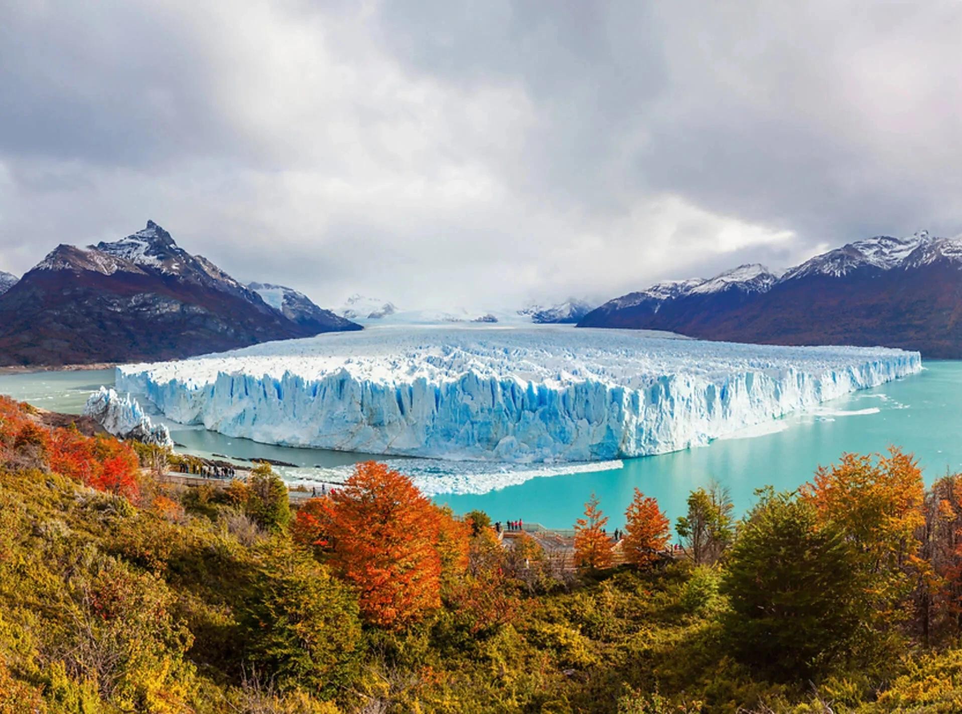 Sông băng Perito Moreno, nằm trong Vườn quốc gia Los Glaciares, là một trong nhiều ví dụ về hiện tượng tự nhiên kỳ thú ở Argentina. Không chỉ cảnh tượng của sông băng gây kinh ngạc, mà cả âm thanh của nó cũng vậy. Tiếng nứt vỡ và tiếng ầm ầm vang vọng trong thung lũng, đặc biệt dữ dội khi băng vỡ ra, tạo thành những con sóng trên mặt hồ