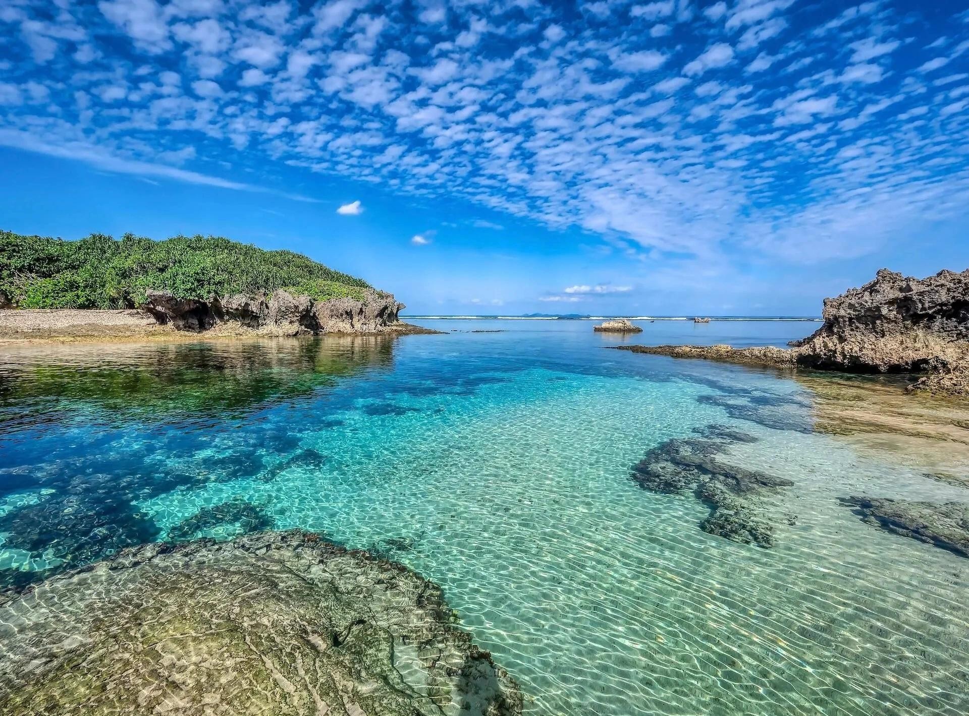 Chỉ cách Tokyo chưa đầy ba tiếng bay, các hòn đảo cận nhiệt đới phía nam đất liền Nhật Bản sở hữu rất nhiều điều hấp dẫn: những bãi biển tuyệt đẹp, làn nước biển trong xanh nguyên sơ, những khu rừng ngập mặn ngoạn mục, ẩm thực tuyệt vời và một nền văn hóa độc đáo, bắt nguồn từ lịch sử của các hòn đảo với tư cách là Vương quốc Ryukyu độc lập từ thế kỷ 15 đến thế kỷ 19.