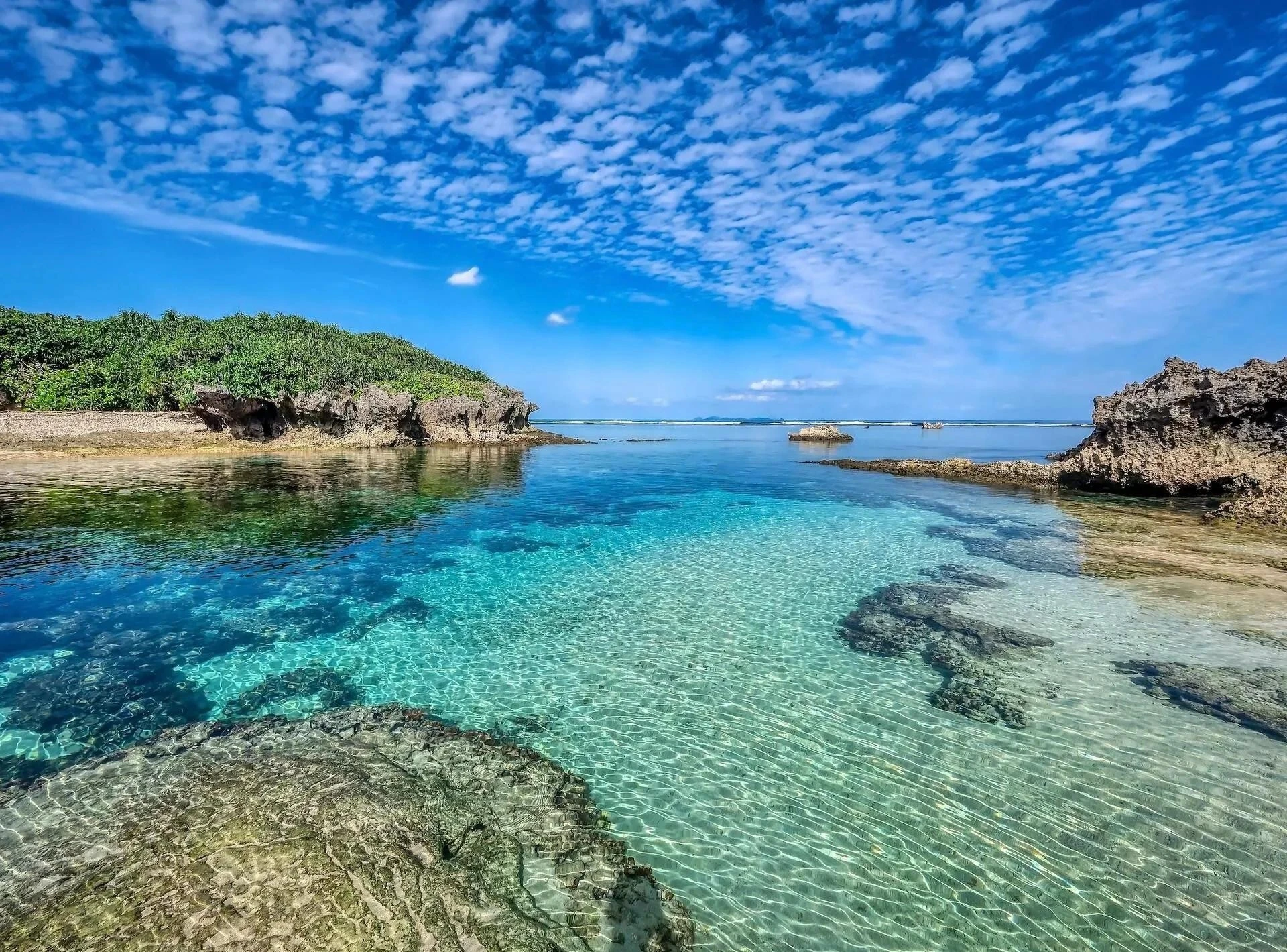 Chỉ cách Tokyo chưa đầy ba tiếng bay, các hòn đảo cận nhiệt đới phía nam đất liền Nhật Bản sở hữu rất nhiều điều hấp dẫn: những bãi biển tuyệt đẹp, làn nước biển trong xanh nguyên sơ, những khu rừng ngập mặn ngoạn mục, ẩm thực tuyệt vời và một nền văn hóa độc đáo, bắt nguồn từ lịch sử của các hòn đảo với tư cách là Vương quốc Ryukyu độc lập từ thế kỷ 15 đến thế kỷ 19.