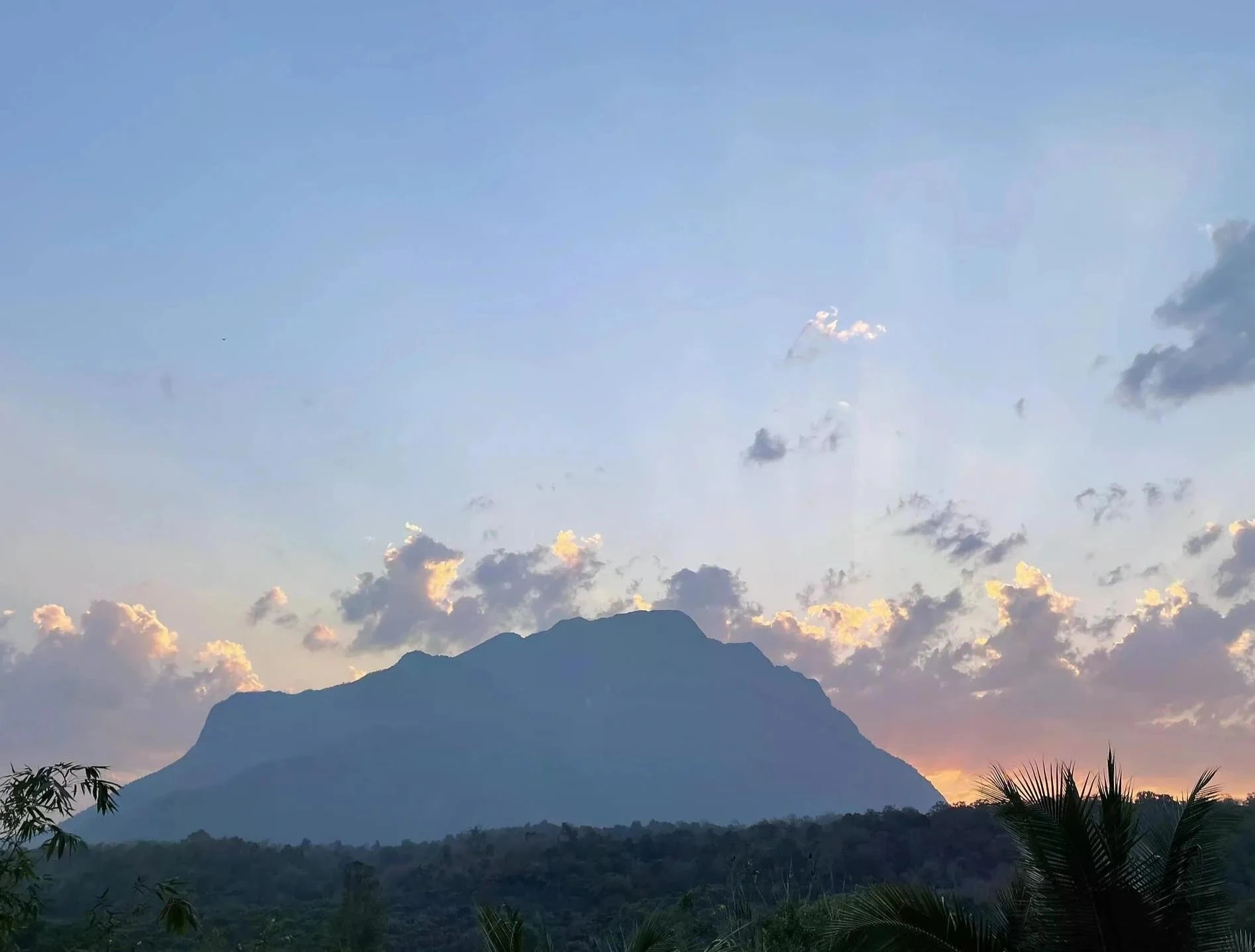 Nằm ở rìa một công viên quốc gia phía bắc Chiang Mai, Chiang Dao nổi bật bởi vẻ đẹp thiên nhiên hùng vĩ, với khung cảnh núi non tráng lệ từ lâu đã thu hút những người leo núi, người ngắm chim và người tìm kiếm sự giác ngộ tâm linh. Điểm nhấn của khu vực này là Doi Luang Chiang Dao, đỉnh núi cao thứ ba của Thái Lan, với khối đá vôi sừng sững, suối nước nóng, dòng sông mát lạnh và một cụm đền hang động cổ kính, tạo cảm giác như lạc vào một thế giới khác biệt hoàn toàn với thành phố.