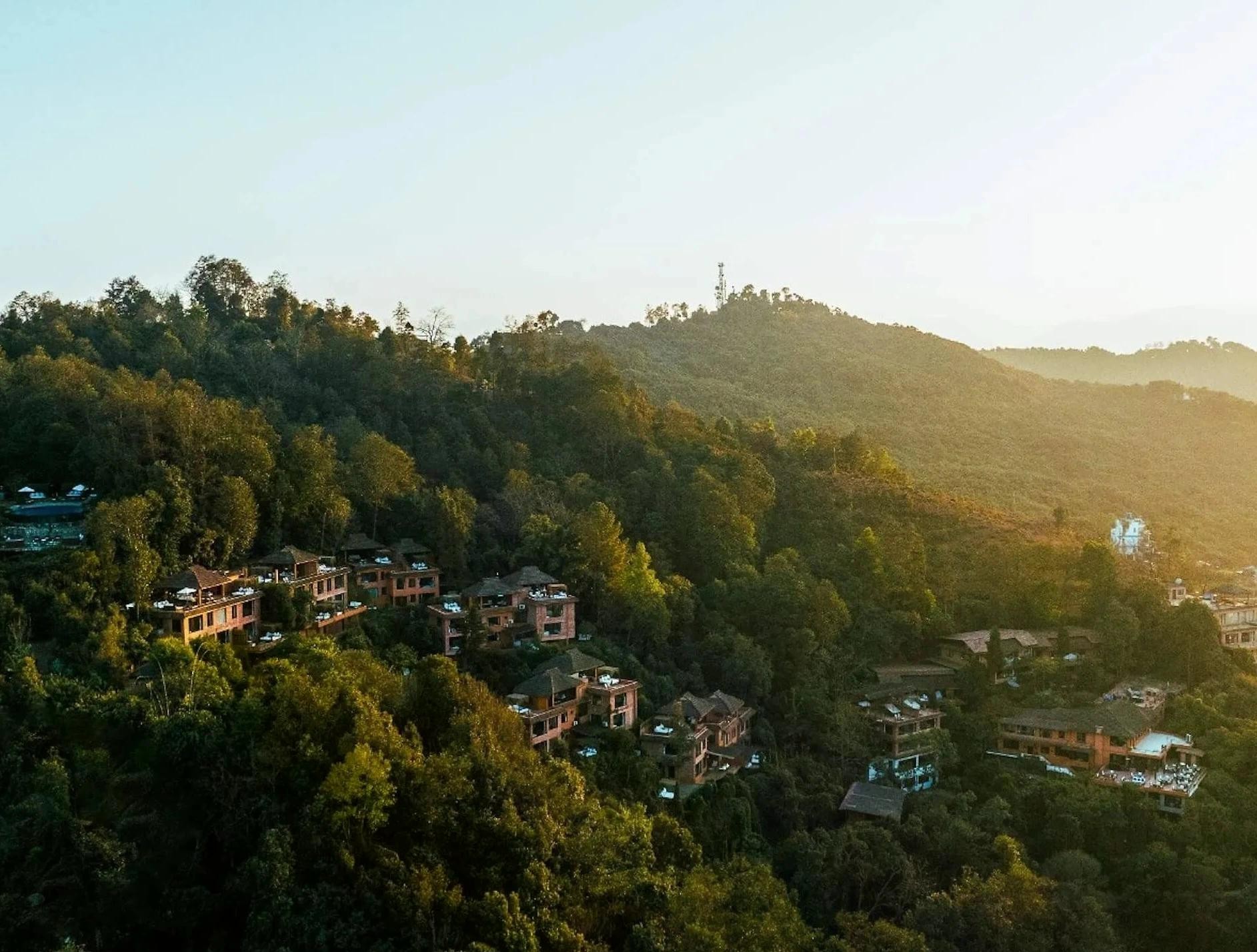 Nepal sẽ mãi là thiên đường trên trái đất dành cho người leo núi và du khách ba lô, với những đỉnh núi hùng vĩ và quán trà quyến rũ. Năm 2026, xu hướng đang chuyển dịch sang những trải nghiệm khác biệt, lay động tâm hồn, dù đó là những con đường mòn yên tĩnh hơn như Mardi Himal và Pikey Peak hay "tắm sao" tại khu nghỉ dưỡng Himalayan Hideaway.