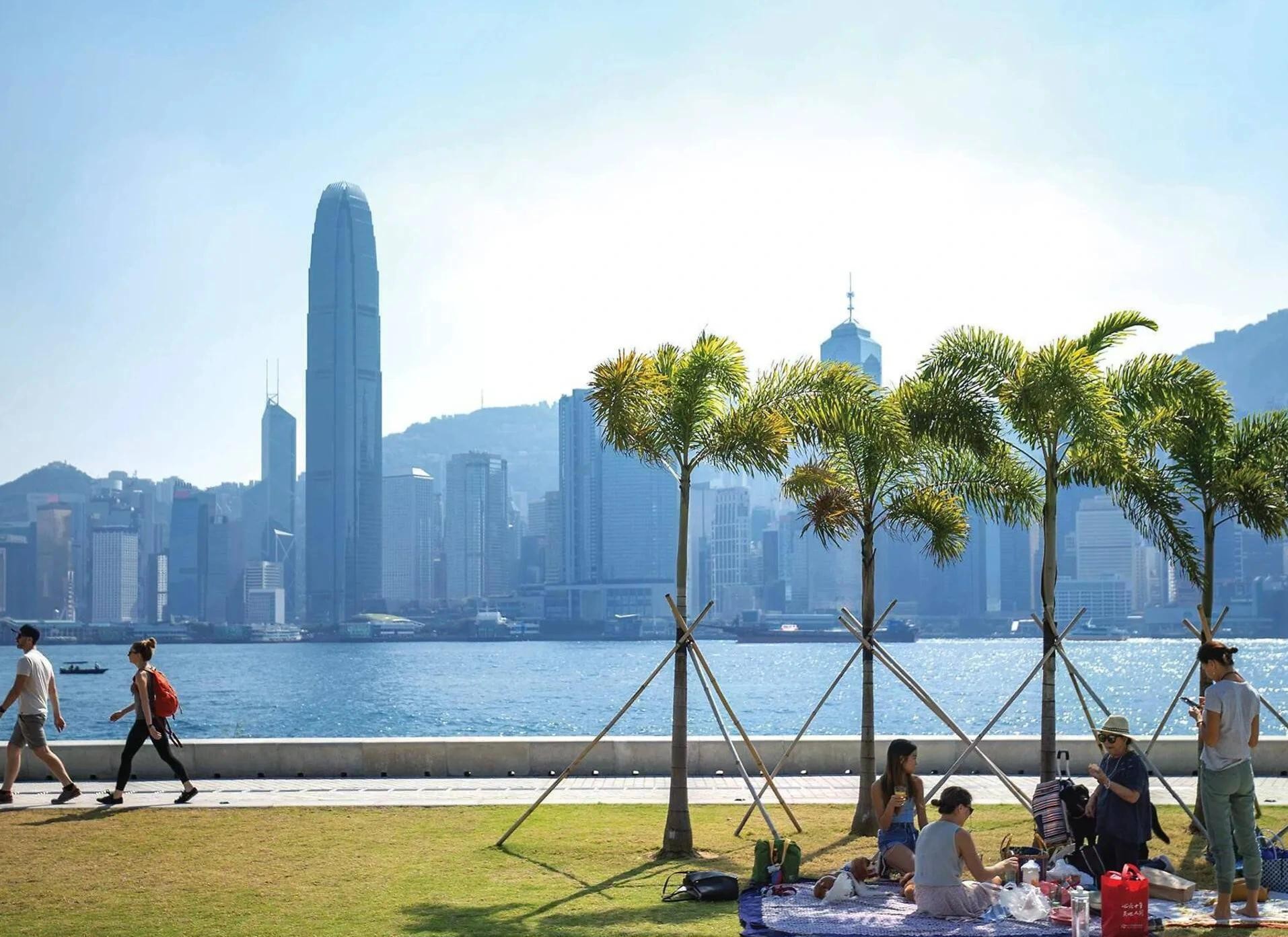 Hồng Kông vẫn là thành phố vô cùng sôi động, sẵn sàng chào đón những người yêu nghệ thuật từ khắp nơi trên thế giới. Cho dù đó là những địa điểm chụp ảnh đường phố hay các phòng trưng bày nghệ thuật đẳng cấp thế giới, thành phố này đang tràn đầy sự sáng tạo.