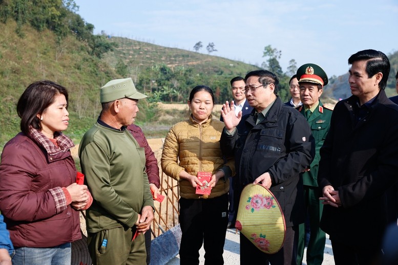 Thủ tướng thăm hỏi người dân tại Km 0 nhánh Cốc Nam thuộc công trình giao thông trọng điểm tại Lạng Sơn.