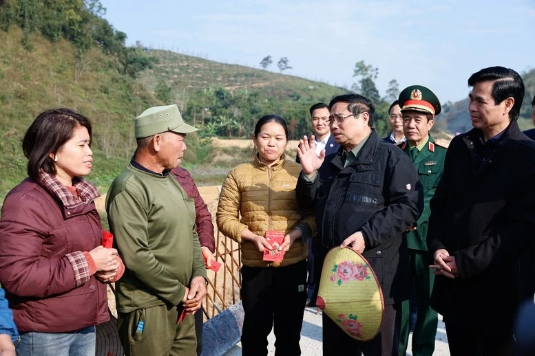 Thủ tướng thăm hỏi người dân tại Km 0 nhánh Cốc Nam thuộc công trình giao thông trọng điểm tại Lạng Sơn.