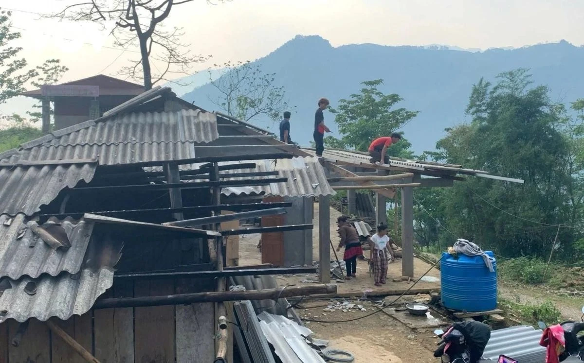 Người dân xã Hạnh Phúc sửa chữa lại nhà sau dông lốc