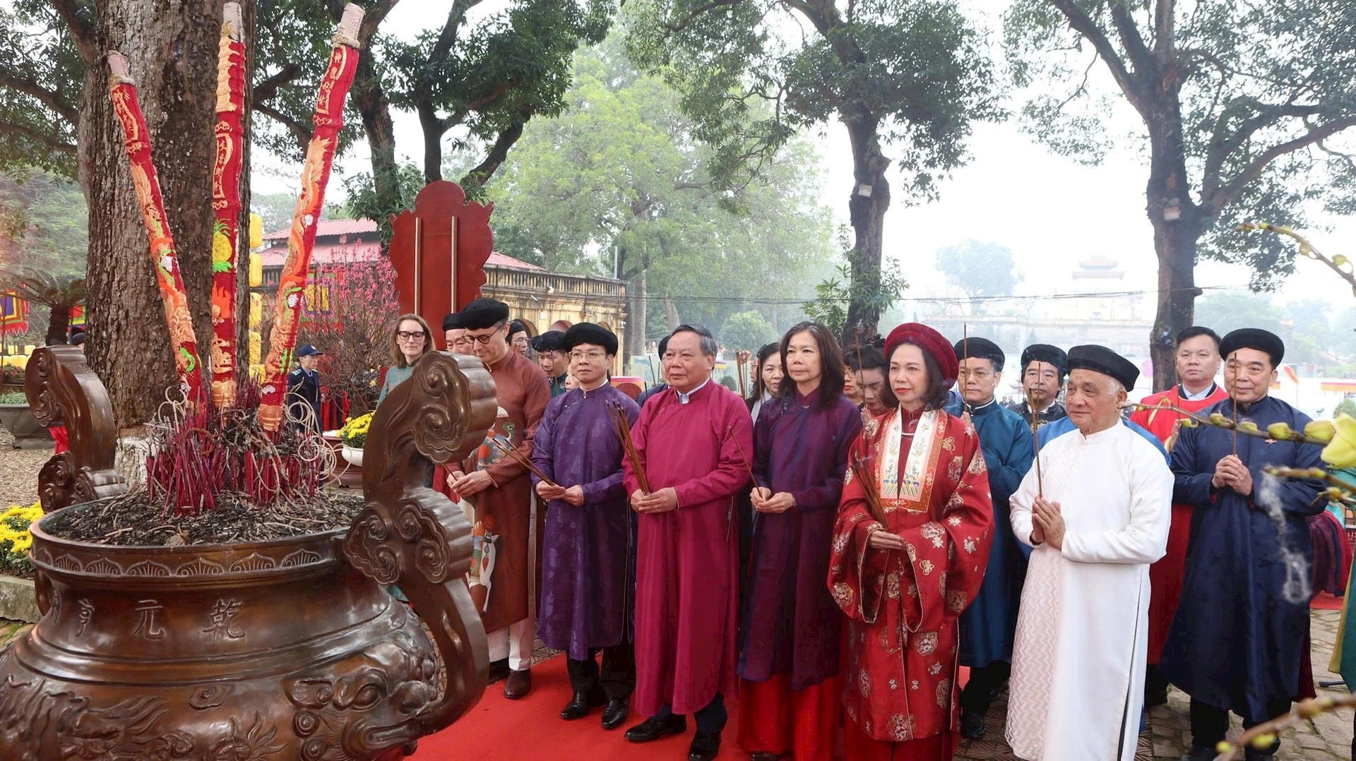 Phó Bí thư Thường trực Thành ủy Hà Nội Nguyễn Văn Phong và các đại biểu tham dự chương trình.