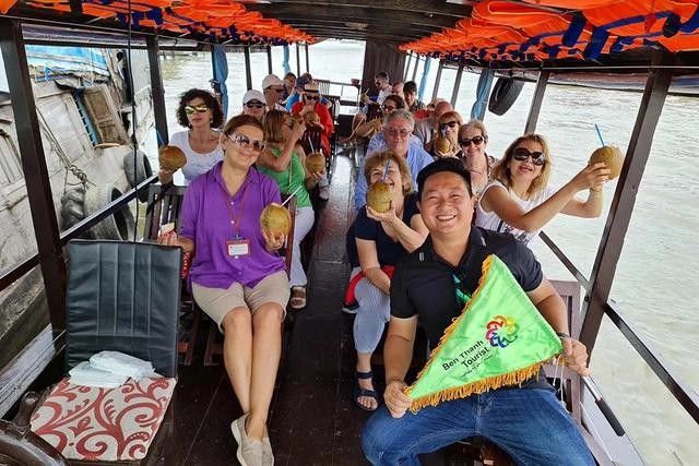 Du khách trải nghiệm tour sông nước miền Tây.