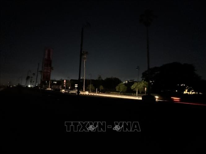 Đường phố thủ đô La Habana, Cuba chìm trong bóng tối do mất điện.