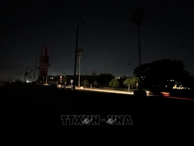 Đường phố thủ đô La Habana, Cuba chìm trong bóng tối do mất điện.