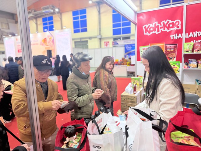 Người dân trải nghiệm và mua sắm các sản phẩm tại Thailand Week 2026. (Ảnh: Minh Vũ/Vietnam+)