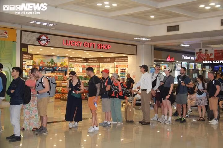 Lượng người đi lại dịp nghỉ lễ tăng cao. (Ảnh: Phạm Duy)