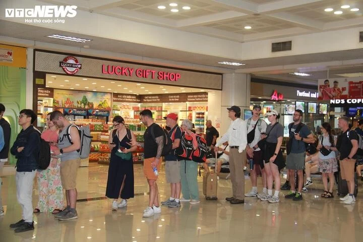 Lượng người đi lại dịp nghỉ lễ tăng cao. (Ảnh: Phạm Duy)