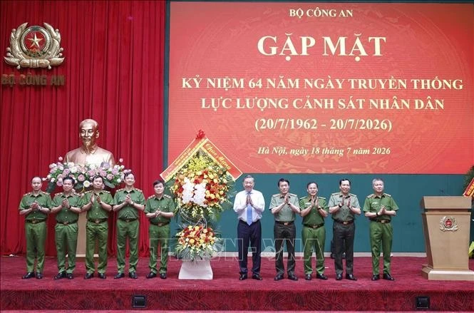 Tổng Bí thư, Chủ tịch nước Tô Lâm tặng hoa chúc mừng lực lượng Cảnh sát nhân dân. Ảnh: Thống Nhất/TTXVN