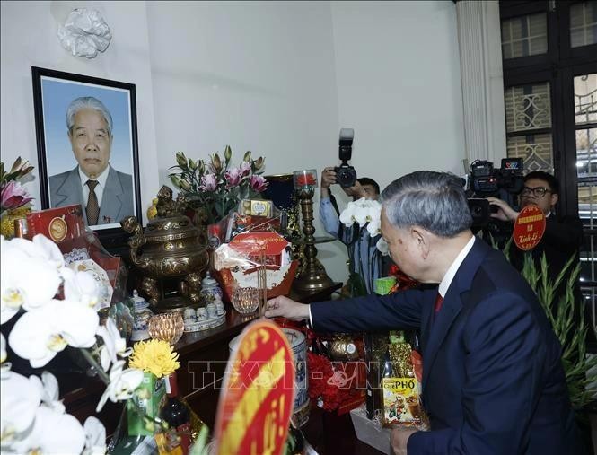 Tổng Bí thư Tô Lâm thắp hương tưởng niệm Tổng Bí thư Đỗ Mười.