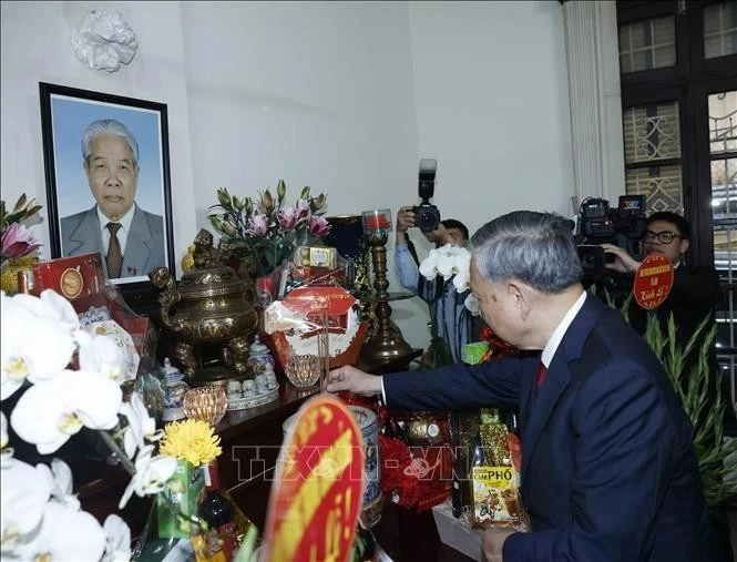 Tổng Bí thư Tô Lâm thắp hương tưởng niệm Tổng Bí thư Đỗ Mười.