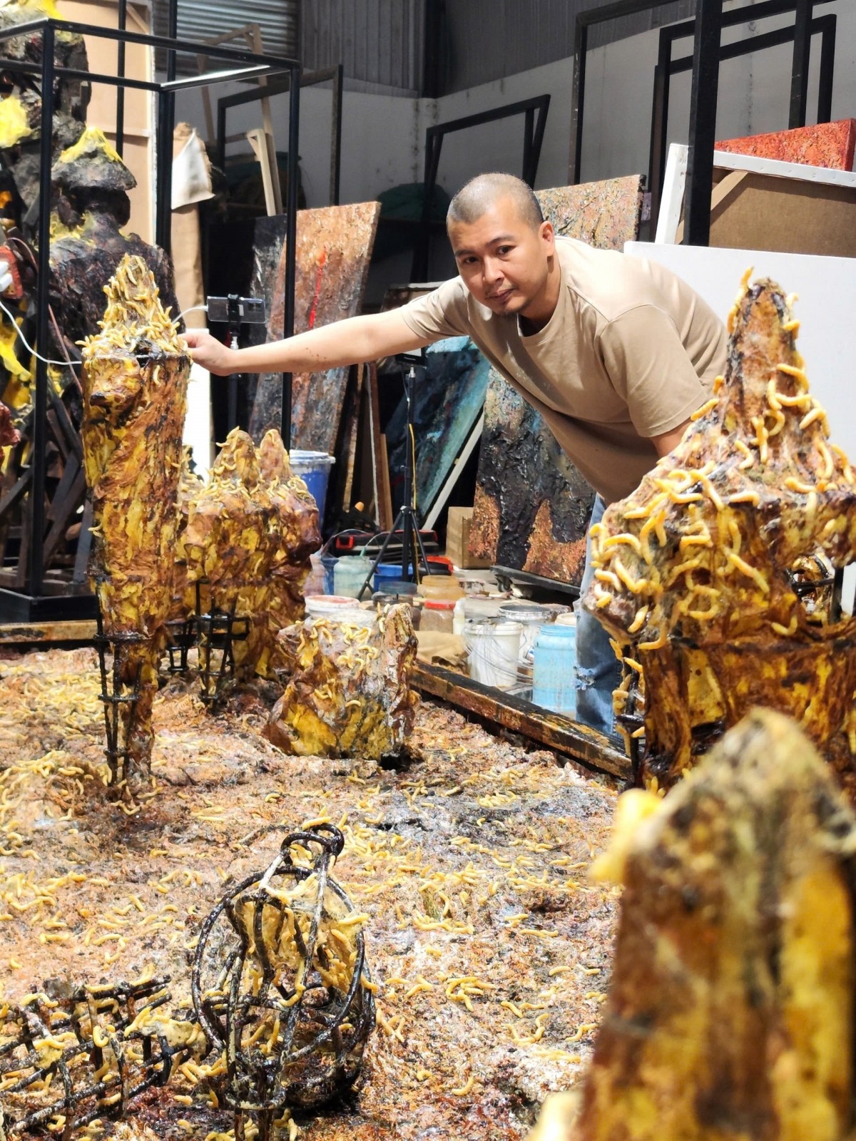 Nghệ sĩ Lê Hữu Hiếu trở thành nghệ sĩ Việt Nam đầu tiên được ban tổ chức Venice Art Biennale gửi thư mời tham dự kỳ triển lãm lần thứ 60.