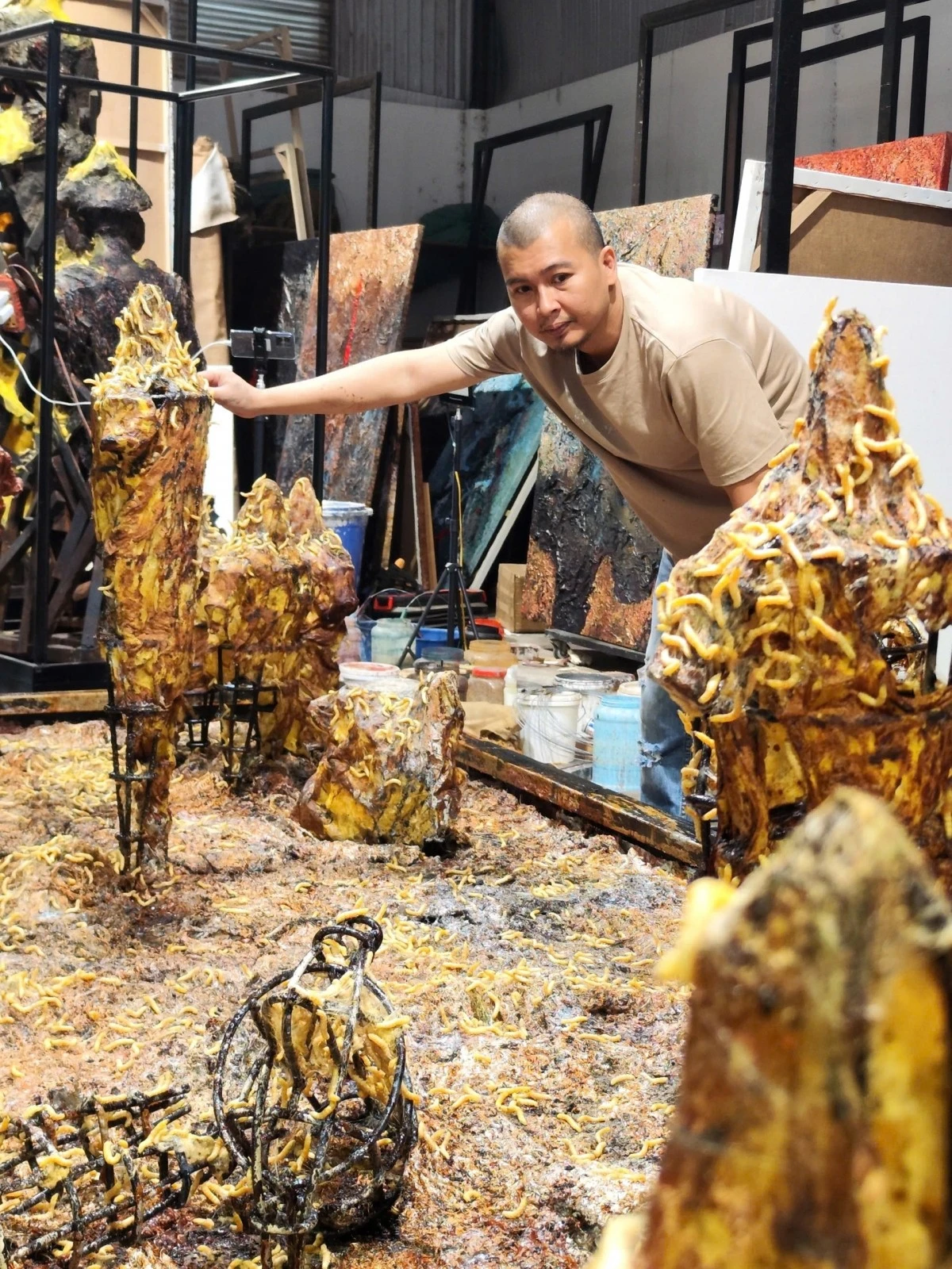 Nghệ sĩ Lê Hữu Hiếu trở thành nghệ sĩ Việt Nam đầu tiên được ban tổ chức Venice Art Biennale gửi thư mời tham dự kỳ triển lãm lần thứ 60.