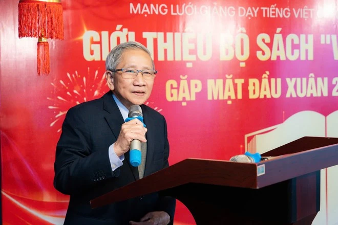 Giáo sư Nguyễn Minh Thuyết phát biểu tại chương trình.