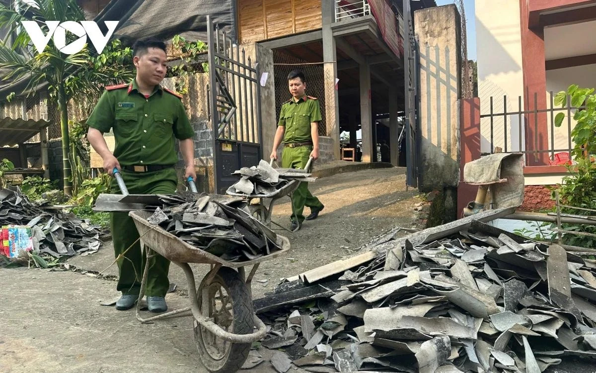 Lực lượng công an phường Cầu Thia giúp nhân dân dọn dẹp nhà cửa
