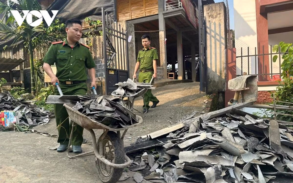Lực lượng công an phường Cầu Thia giúp nhân dân dọn dẹp nhà cửa